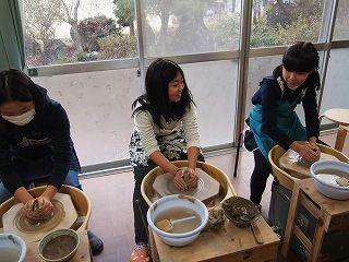 小学生女子が電動ろくろ | 富谷宿焼くんぷう