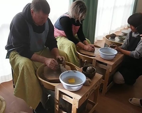 【英語通訳付き陶芸体験】ノースカロライナ州からご夫婦で電動ロクロ体験
